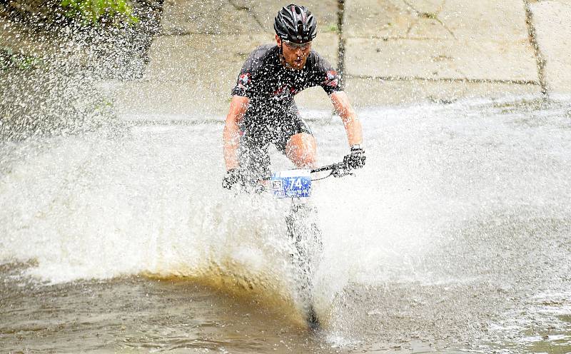 Nevyzpytatelný brod u tenisového areálu Gejzírpark nadělal v rámci 19. ročníku Karlovarského  AM bikemaratonu nejednomu bikerovi nemálo starostí, když někteří z nich se nedobrovolně vykoupali. Jak tomu bude letos?