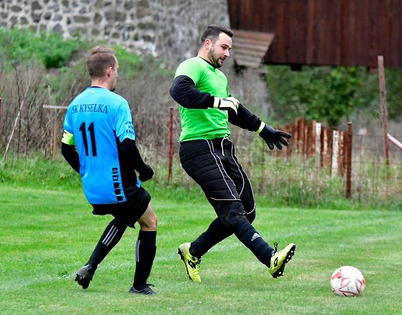 Stanovice (v bílém) nestačily překvapivě na výběr Kyselky, kterému podlehly 1:2, čímž přišly o první místo v tabulce.