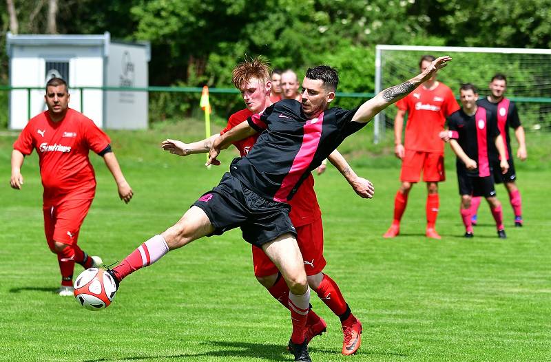 Sedlec (v červeném) deklasoval na dvorském stadionu jedenáctku Dvorů v poměru 6:2.