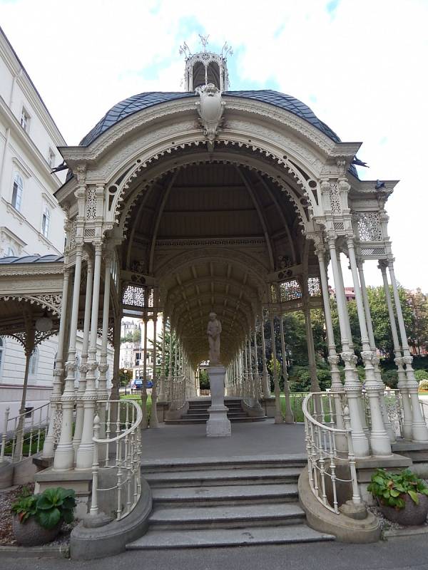 Centrum města Karlovy Vary zůstává i nadále prázdné. Lidé věří, že se po rozvolnění opatření život do města zase vrátí a turisté začnou do centra opět přijíždět.