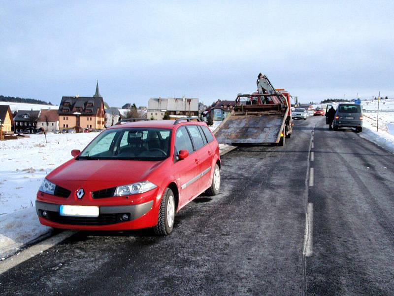 Božímu Daru na Karlovarsku došla trpělivost se špatně parkujícími řidiči. Odtahová služba se v těchto dnech nezastaví