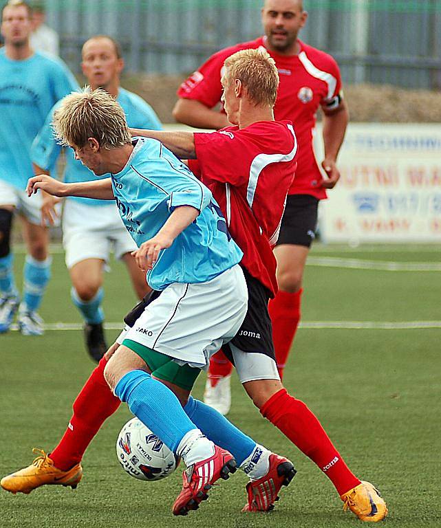 Vítěznou premiéru si odbyli na svém zbrusu novém hřišti s umělým povrchem fotbalisté FK Ostrov. V rámci karlovarského derby totiž pokořili 2:1 jedenáctku Chyše.