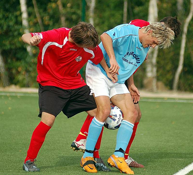 Vítěznou premiéru si odbyli na svém zbrusu novém hřišti s umělým povrchem fotbalisté FK Ostrov. V rámci karlovarského derby totiž pokořili 2:1 jedenáctku Chyše.