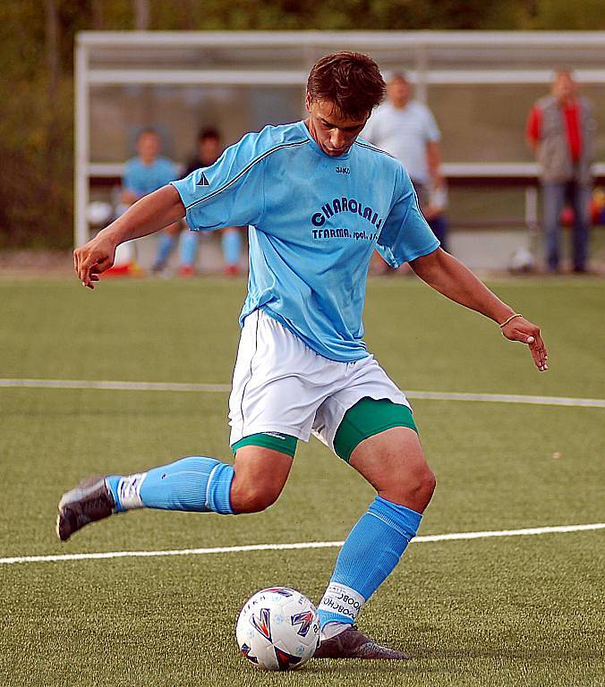 Vítěznou premiéru si odbyli na svém zbrusu novém hřišti s umělým povrchem fotbalisté FK Ostrov. V rámci karlovarského derby totiž pokořili 2:1 jedenáctku Chyše.