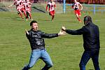 Dokonalý obrat předvedli fotbalisté Chodova (v pruhovaném) v souboji s karlovarskou Lokomotivou (V modrém), když vedli 2:0, poté prohrávali 2:3, a nakonec slavili výhru 4:3, když vítěznou trefu obstaral v 91. minutě kapitán Spartaku Lukáš Kočí.