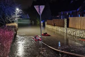 V Mírové na Karlovarsku hasiči evakuovali devět osob.