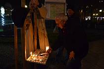 Lidé přišli v sobotu 17. listopadu na třídu TGM v Karlových Varech, si tento svátek připomněli symbolickým zapálením svíček.