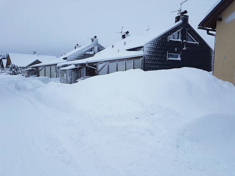 Sněhem zapadaný Boží Dar v Krušných horách. Foto Infocentrum BD