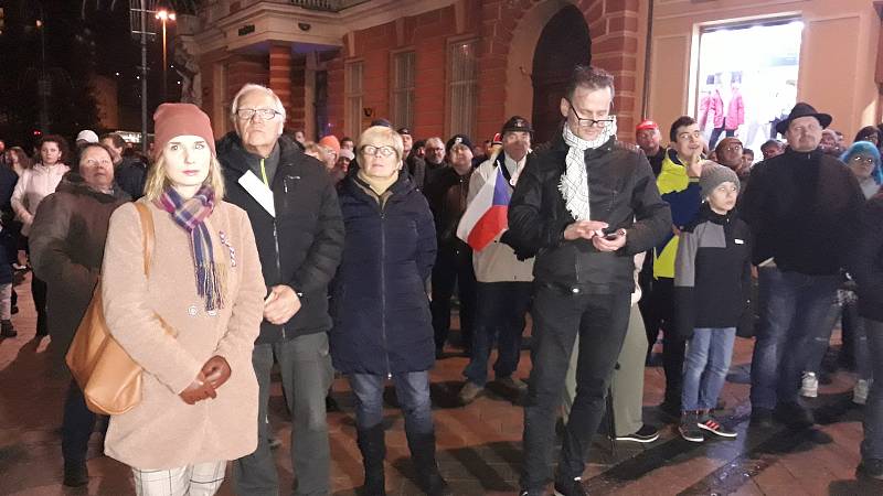 Na tři stovky lidí se v neděli v podvečer sešlo u karlovarského kina Čas, aby si zde připomněly 30 let od Sametové revoluce.