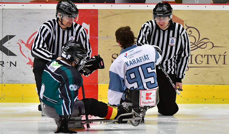 Již dva dny bojují v rámci I. ročníku Karlovy Vary Para Ice Hockey Tournament v lázeňském městě na ledě KV Areny o vítěznou trofej čtyři para hokejové výběry.