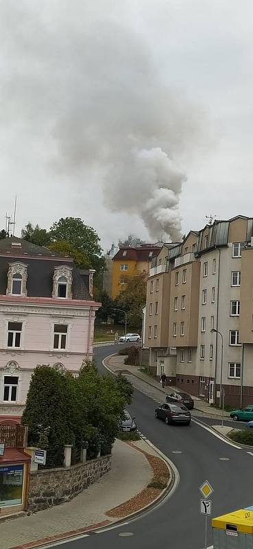 Hasiči zasahují v karlovarské části Drahovice u požáru bytu v posledním patře bytového domu.