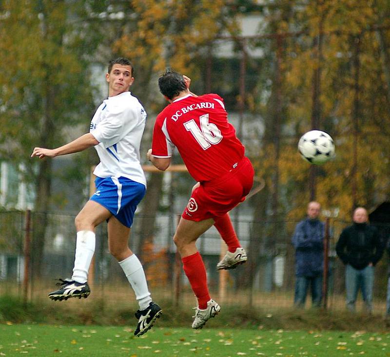 V devátém kole okresního přeboru si fotbalisté karlovarského Bacardi (v červeném) připsali na své konto třetí výhru v řadě. Tentokrát v derby pokořili výběr Ajaxu Kolová (v bílém) v poměru 3:1.