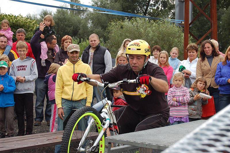 Slavnostní otevření přírodního parku Meandr Ohře v Karlových Varech. Děti pobavil kouzelník i biketrialová show