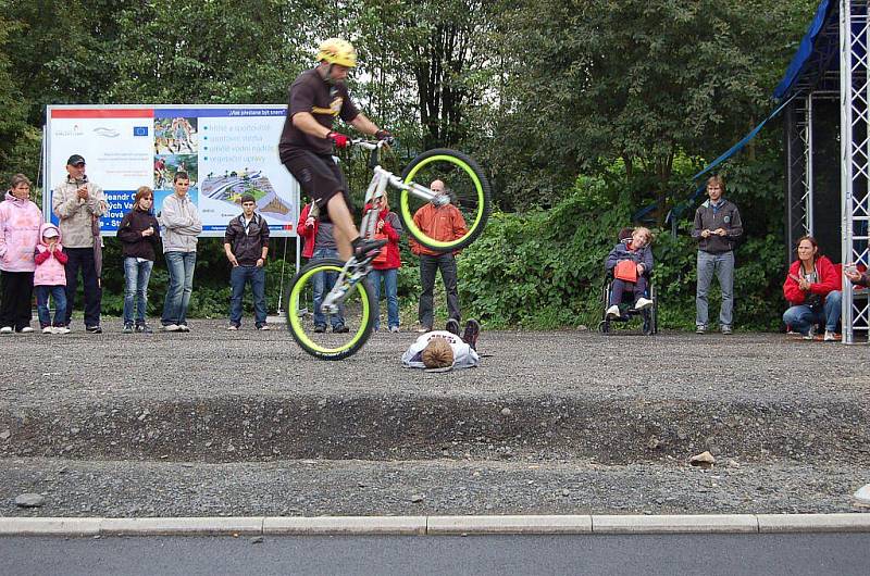 Slavnostní otevření přírodního parku Meandr Ohře v Karlových Varech. Děti pobavil kouzelník i biketrialová show