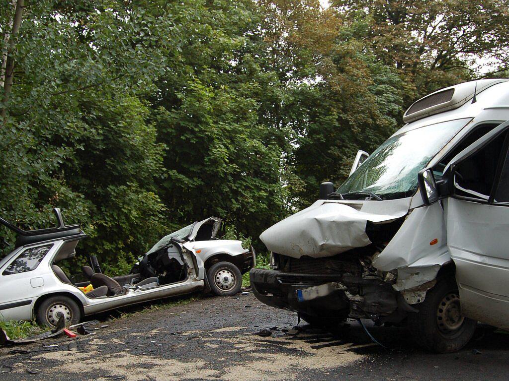 FOTO: Ve vraku osobáku zahynul jeho dvaašedesátiletý řidič - Karlovarský  deník