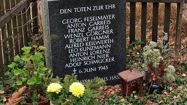 Památník obětem byl na místě masakru odhalen v roce 1992.