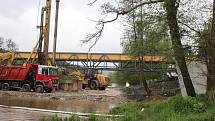 Stavba nového mostu pokročila. Velké míchačky už začaly připravovat základy. Bagry a těžká technika jedou na plné obrátky.