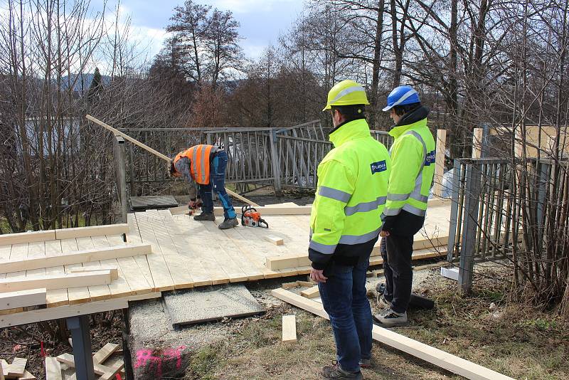 Těžká technika už najela na Dvorský most v Karlových Varech kvůli jeho demontáži. Most je uzavřen od 15. března. Nový má společnost Eurovia postavit do konce letošního roku.