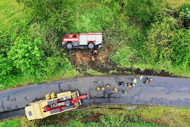 Záběry z vyprošťování převrácené zásahové hasičské cisterny, která havarovala při cestě z místa zásahu. Příčinu nehody řeší policie, škoda bude stanovena po důkladné prohlídce vozidla.