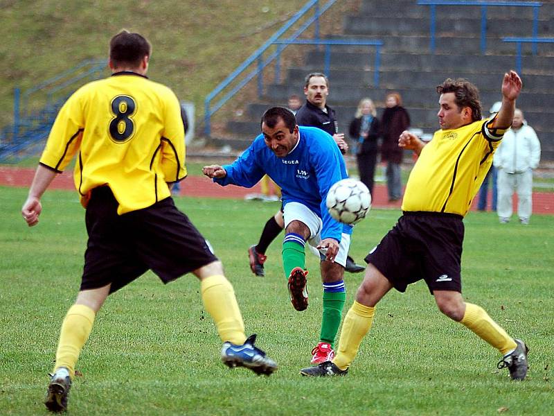 V dalším kole okresního přeboru porazil nováček soutěže Slavia Junior (v modrém) favorizovaný Sokol Bochov (ve žlutém) v poměru 6:4.