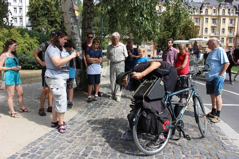 Kolem padesátky lidí se v Karlových Varech zúčastnilo vzpomínkového pochodu centrem lázní k ruskému konzulátu.