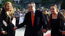 Režisér Miloš Forman přichází v doprovodu své manželky (vlevo) a herečky Evy Holubové na zahájení 44. Filmového festivalu v Karlových Varech.