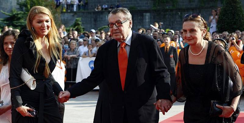 Režisér Miloš Forman přichází v doprovodu své manželky (vlevo) a herečky Evy Holubové na zahájení 44. Filmového festivalu v Karlových Varech.