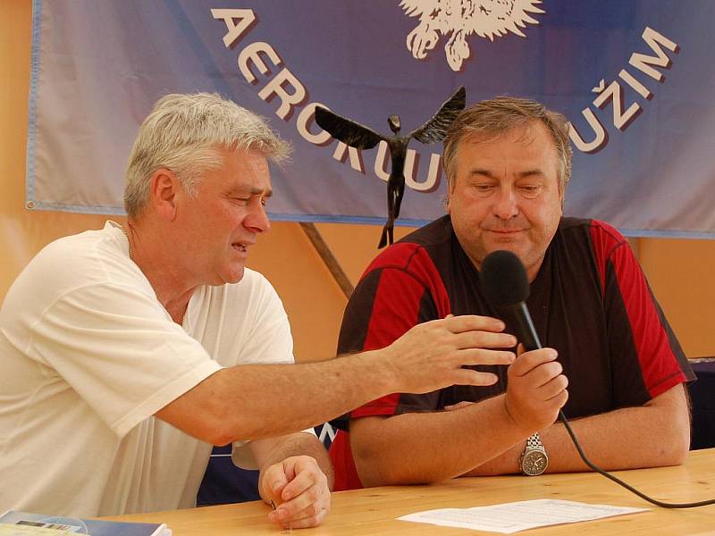 Lubomír Vrba (vlevo) představil v areálu letiště v Přílezech oficiální program mistrovství Evropy v akrobatickém létání.