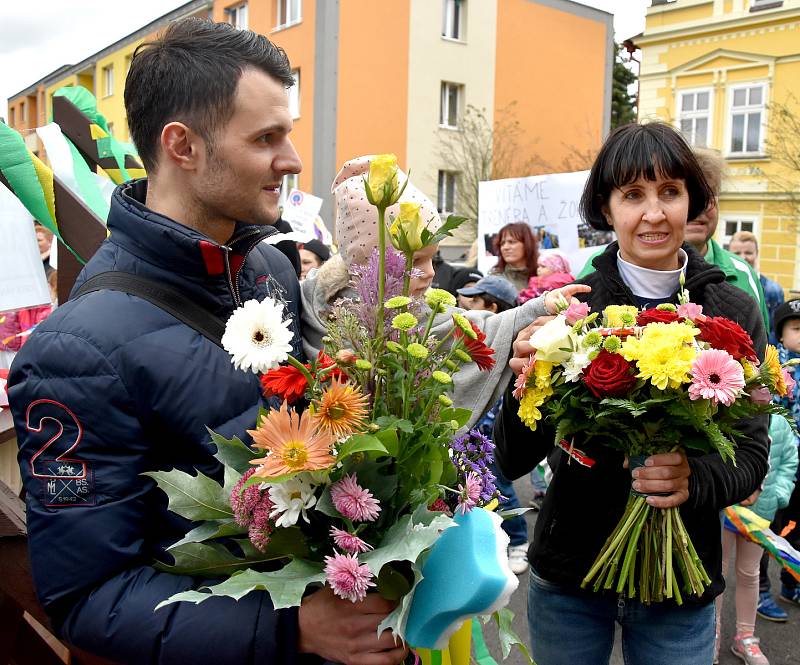 Bouřlivé přivítání připravilo městečko Chyše a jeho obyvatelé pro trenéra Josefa Váňu, žokeje Jana Kratochvíla i koně. Ti slavili v různé podobě úspěch při letošní Velké pardubické. Na setkání se svými hrdiny přišli malí i velcí. Foto: Daniel Seifert