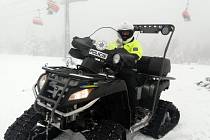 Při kontrolní akci použili policisté i čtyřkolku se sněžnými pásy.