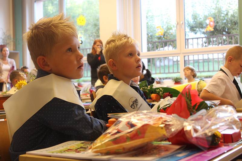 V Karlovarském kraji začal nový školní rok. Zaznamenali jsme zahájení školního roku v základních školách v Dolním Žandově, Lokti a před ZŠ Dukelská v Karlových Varech.