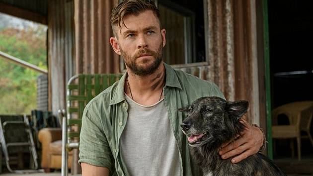 Chris Hemsworth v akčním snímku Extraction, který se natáčel i na Chomutovsku.