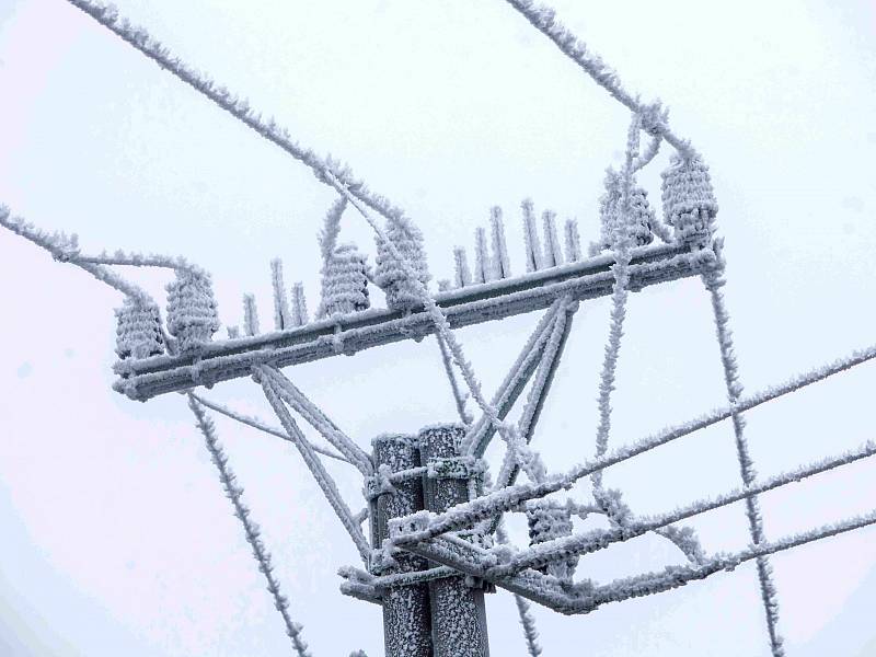 Výpadky elektrického proudu měla na svědomí především námraza.