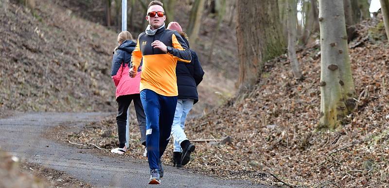 Již osmnáctým dílem pokračoval o víkendu Zimní běžecký pohár Kadaň. Běžci tentokrát měli naordinovaný Běh kolem Úhoště, který měřil 11 100 metrů.