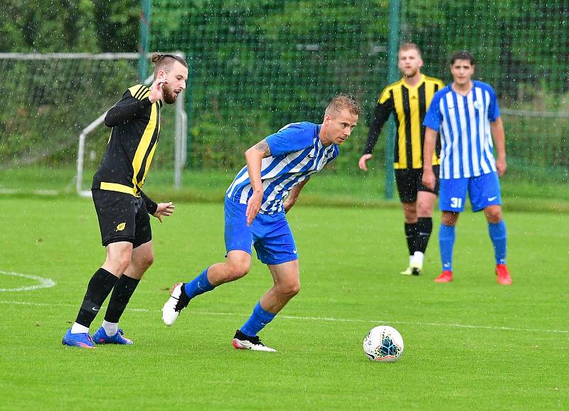 V nastaveném čase rozhodl brankou na 3:2 o výhře Březové v souboji s Ostrovem útočník David Vaněček.