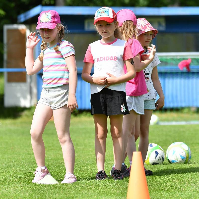 Nejdecký fotbalový stadion na Limnici se dnes prohýbal v základech. FK Nejdek se premiérově zapojil do projektu Fotbalové asociace ČR – Můj první gól.