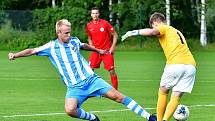 Krajské derby mezi Ostrovem (v červeném) a chebskou Hvězdou (v pruhovaném) bylo ukončeno za stavu 1:1.