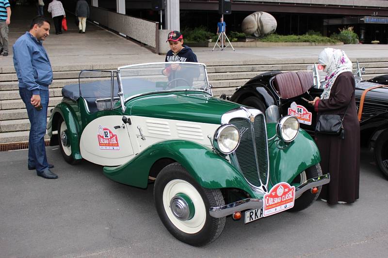 Účastníci 5. ročníku Carlsbad Classic, veteránské soutěže automobilů.