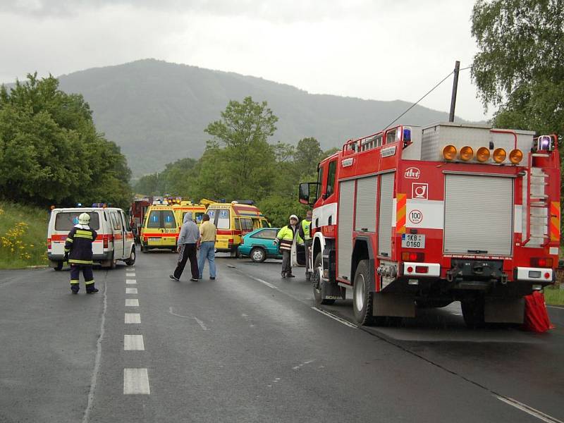 U Damic na Karlovarsku se srazilo osobní auto a minibus: jeden mrtvý, dvacet jedna zraněných.