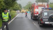 U Damic na Karlovarsku se srazilo osobní auto a minibus: jeden mrtvý, dvacet jedna zraněných.