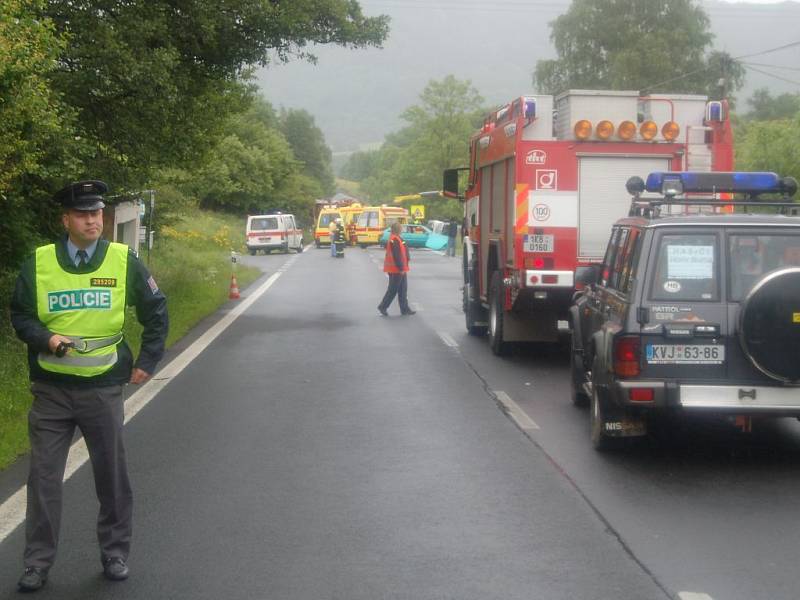 U Damic na Karlovarsku se srazilo osobní auto a minibus: jeden mrtvý, dvacet jedna zraněných.