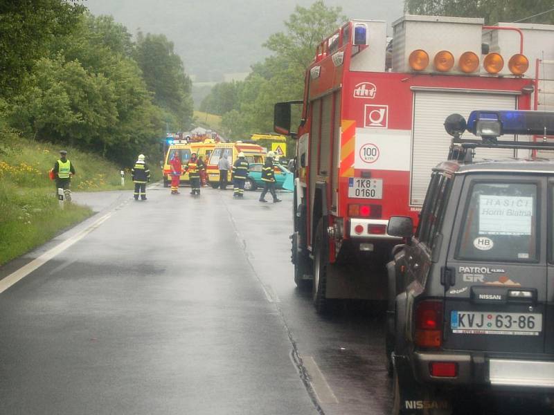 U Damic na Karlovarsku se srazilo osobní auto a minibus: jeden mrtvý, dvacet jedna zraněných.