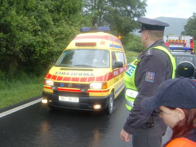 U Damic na Karlovarsku se srazilo osobní auto a minibus: jeden mrtvý, dvacet jedna zraněných.