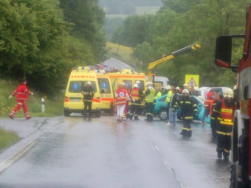 U Damic na Karlovarsku se srazilo osobní auto a minibus: jeden mrtvý, dvacet jedna zraněných.