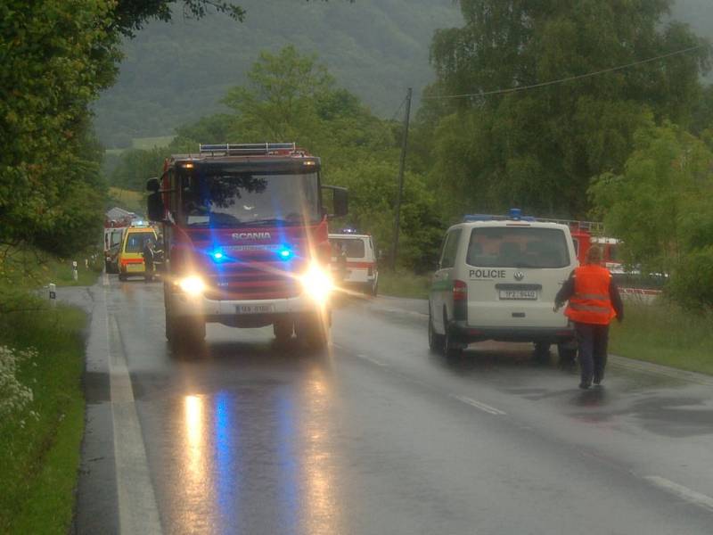 U Damic na Karlovarsku se srazilo osobní auto a minibus: jeden mrtvý, dvacet jedna zraněných.