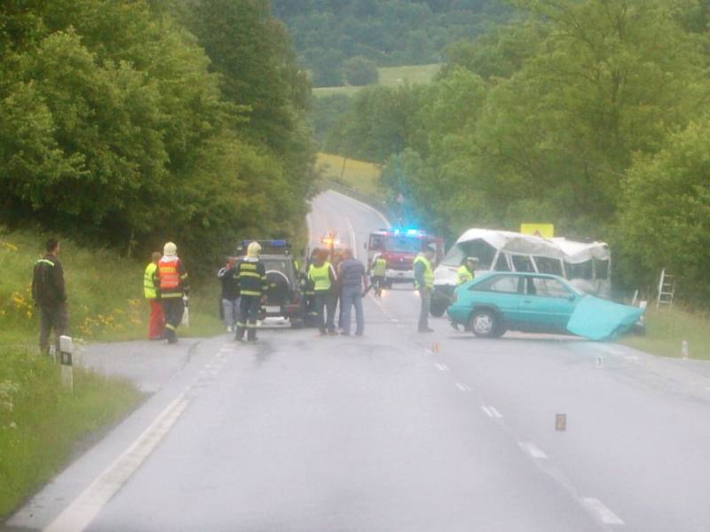 U Damic na Karlovarsku se srazilo osobní auto a minibus: jeden mrtvý, dvacet jedna zraněných.