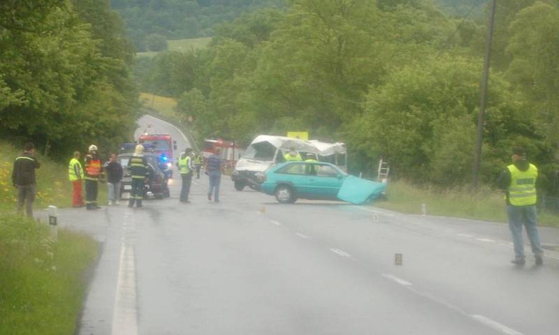 U Damic na Karlovarsku se srazilo osobní auto a minibus: jeden mrtvý, dvacet jedna zraněných.