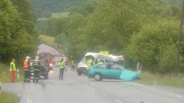 U Damic na Karlovarsku se srazilo osobní auto a minibus: jeden mrtvý, dvacet jedna zraněných.