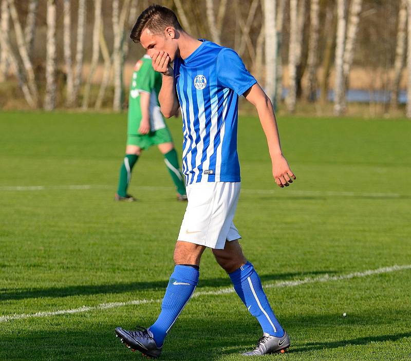 Ostrovští fotbalisté (v modrém) dosáhli na třetí jarní domácí výhru v řadě za sebou, když tentokrát smázli v okresním derby karlovarskou Lokomotivu (v zeleném) v poměru 10:2.