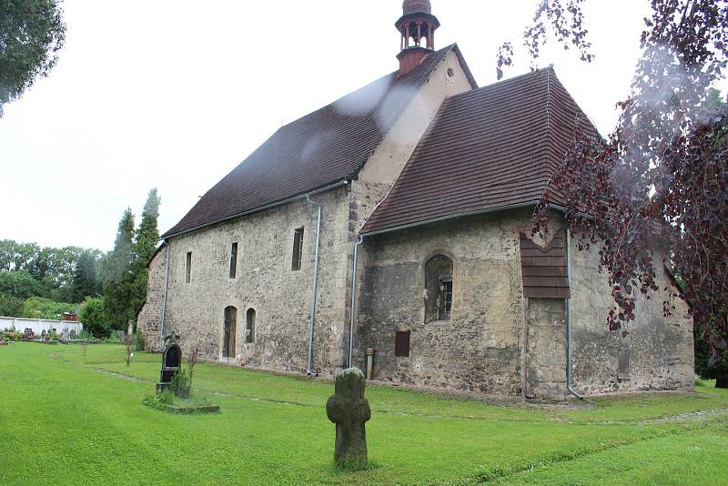 Ostrovský hřbitov je starý několik staletí. Kostel svatého Jakuba zde byl vybudován na počátku 13. století. Na hřbitově se nachází řada starých hrobů.